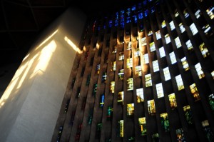 großes Glasfenster in der Kathedrale von Coventry