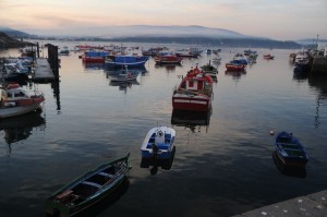 Der Hafen von Fisterra und dicker Rauch über der Küste