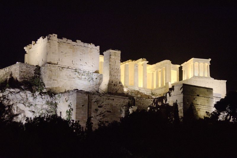 Die nächtlich beleuchteten Propyläen auf der Akropolis