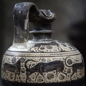 Ein schönes Stück aus der antiken Keramikmanufaktur in Alt-Korinth. Hier waren alle Voraussetzungen gegeben, um feine Keramik herzustellen und in die antike Welt zu exportieren. Die Einnahmen hieraus waren ein Beitrag zum Reichtum von Korinth.