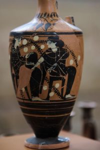 Ein schönes Stück aus der antiken Keramikmanufaktur in Alt-Korinth. Hier waren alle Voraussetzungen gegeben, um feine Keramik herzustellen und in die antike Welt zu exportieren. Die Einnahmen hieraus waren ein Beitrag zum Reichtum von Korinth.