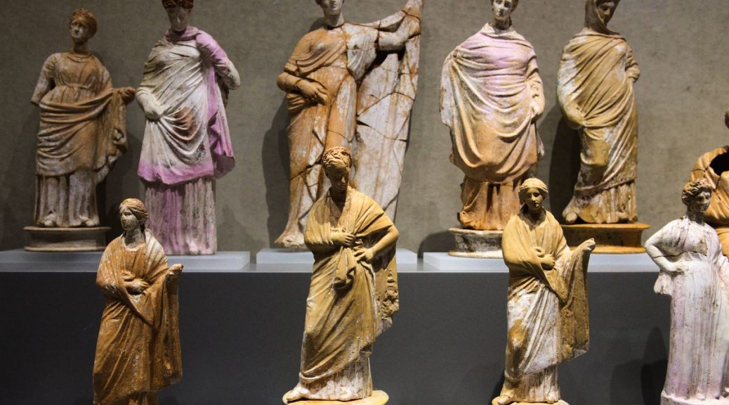Figuren aus der antiken Keramikmanufaktur von Alt-Korinth. In Korinth waren die richtigen Zutaten verfügbar, um feine Keramik herzustellen. Dies wurde zu einem antiken Exportschlager