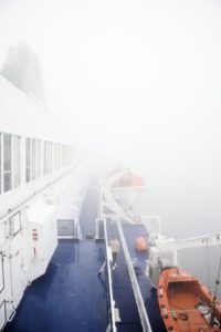 Vorsichtig schiebt sich die Fähre durch den Nebel. Solange die Wasseroberfläche noch zu sehen ist, noch ohne Nebelhorn