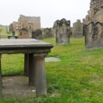 Einige der Gräber auf dem Friedhof haben die Form eines Tisches