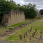 Hinter dem Verlauf des Hadrians Wall ist hier der Nachbau eines Mauerstücks zu sehen. Vor der Mauer wurden Sträucher gepflanzt, vermutlich mit Dornen und davor gab es noch einen Graben. Es sah also nicht so aus, wie auf dem gemalten Bild im Museum!