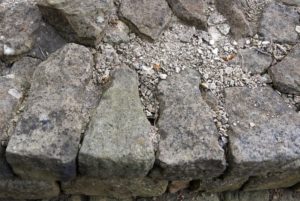 Die Mauer selbst bestand aus zahnförmigen Steinen an den Außenseiten und einer Mischung aus geschütteten Steinen und Schutt im Inneren. So war es auch unerfahrenen Menschen, wie den Soldaten möglich, eine Mauer zu bauen.