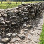 Hier in Heddon on the Wall lässt sich schön erkennen, dass die behauhenen Steine an der Außenseite nach dem Abzug der Römer bei der örtlichen Bevölkerung als Baumaterial besonders beliebt waren. Von der losen Schüttung im Inneren der Mauer ist jedenfalls deutlich mehr übrig geblieben