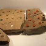 Altes Brettspiel, Würfel und Spielsteine, die bei den Ausgrabungen gefunden wurden