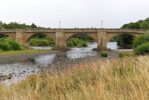 Tyne Brücke in Corbridge. Die alte römische Brücke ein Stückchen weiter neben der alten Römerstadt sah auch nicht viel anders aus.