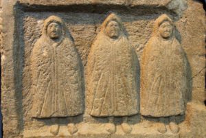 Im Museum von Housestead sind die örtlichen Fundstücke ausgestellt. Beeindruckend sind hier die drei Gestalten in Kapuzenmänteln. Es handelt sich um die genii cucullati - keltische Schutzgeister, die in ganz Nordeuropa vereehrt wurden und von den römischen Soldaten am Hadrianswall auch angebetet wurden