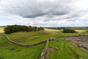 Der Blick aus dem temporär errichteteten Tor zeigt, wie sich der Hadrianswall scheinbar schwerelos die Hügel entlang schwingt