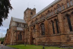 Wie auch alle anderen Kirchen, die wir bislang in Carlisle gesehen haben, ist auch die Kathedrale gedrungen und niedrig. Auch der rote Stein ist sehr typisch für die Stadt