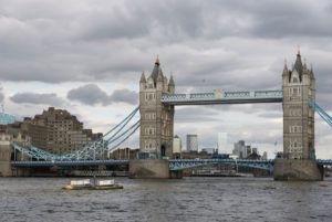 Tower Bridge und dahinter jede Menge Hochhäuser