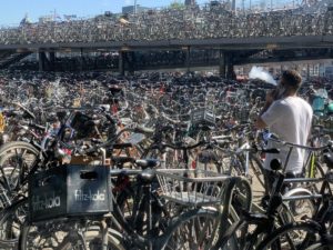 Fahrräder am Amsterdamer Hauptbahnhof - wie gut, dass die nicht alle mit dem Auto in die Stadt gefahren sind...