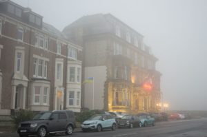 Unser Hotel in Tynemouth im Nebel