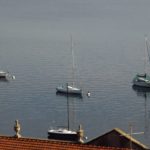 Segelboote an Mooringbojen auf dem Lago Maggiore