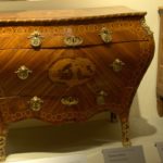 Schrank von Giuseppe Maggiolini, der Ende des 18. Jahrhunderts die in Wien aufkommende Mode, chinesische Motive zu verwenden, übernommen hat. Seine Holzintarsien sind sehr sehenswert. In seiner Werkstatt soll es damals bis zu 86 Holzarten gegeben haben