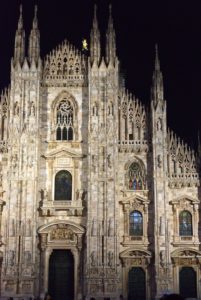 Der Duomo bei Nacht. Die Madonna schwebt über dem Kirchenschiff, als wäre sie der Mond