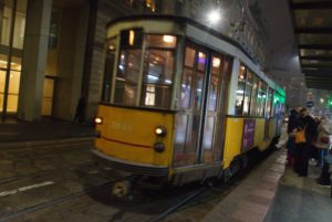 Nein, das ist weder eine Museumsbahn noch ist es die älteste Straßenbahn Mailands.