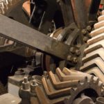 Heavy Metal im Keller - Maschine aus einer Fabrik die Stahl verarbeitete