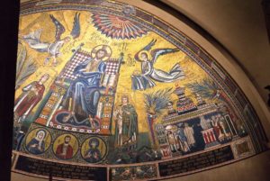 Die ersten Mosaike über dem Altar stammen aus der Zeit der Karolinger, wurden im 13. Jahrhundert überarbeitet und seitdem etliche Male restauriert