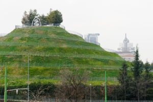 Hügel auf dem ehemaligen Alfa Romeo Gelände namens "Spirals of Time". Die Skulptur auf der Spitze soll eine DNA symbolisieren.