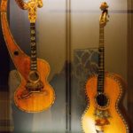 Links eine Harfengitarre, 1911 in Mailand gebaut.