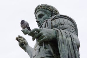 Die Statue von Kaiser Konstantin I. (eine Kopie einer Statue in Rom) vor der Basilika, der so friedlich die Taube auf seinem abgebrochenen Schwert sitzen lässt, steht da noch gar nicht so lange. In den 1930er Jahren war es politisch sehr angesagt, sich für die alten Römer zu interessieren und so landete 1939 diese Statue vor der Basilika