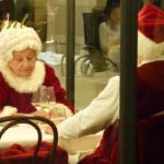 In der Galleria Vittorio Emanuele II tanken Weihnachtsfrau und Weihnachtsmann beim Dinner neue Kraft.