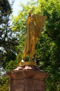 Vergoldete Statue von Miguel Hidalgo im Park