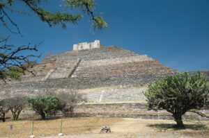 Pyramide mit den Resten eines spanischen Gebäudes