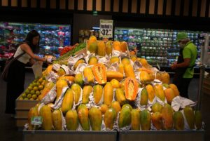 Ein großer Berg appetitlicher Papayas in einem Supermarkt