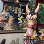 Ein bunte Eselstatue mit Spiegelbild in einem Antiquitätenladen