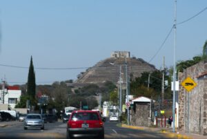 Blick aus dem Auto auf eine mexikanische Pyramide