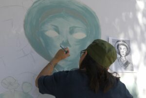 Eine Frau malt eine Frau nach einer Vorlage
