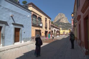 Altstadtgasse mit Blick auf den Monolithen Peña de Bernal