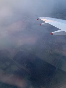 Blick aus dem Flugzeug auf die Leine mit Hochwasser