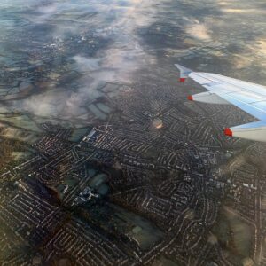 Blick aus dem Flugzeug auf London mit Raureif und etwas Bodennebel