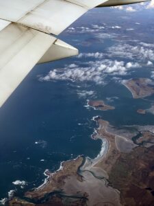 Blick aus dem Flugzeug auf die schottische Westküste