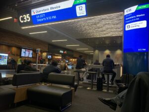 Gate C35 am Flughafen in Dallas mit wartenden Passagieren um 20:12 Uhr