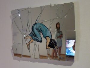 Auf einem zerbrochen Spiegel ist eine fallende Frau gemalt