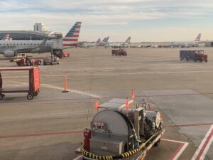 Blick aus dem Flugzeugfenster auf das Gate am Flughafen Dallas