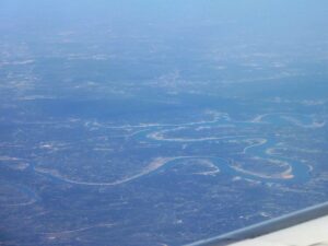 Blick aus dem Flugzeugfenster auf einen großen Fluss