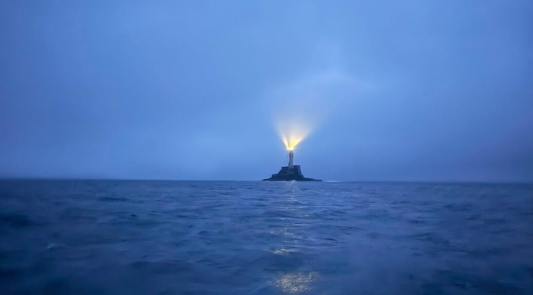 Der Fastnet Rock in der Dämmerung
