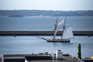 Die "La Recouvrance" verlässt den Hafen. Auf ihr würden wir auch gerne mal segeln.