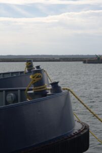 Zwei Schlepper im Hafen