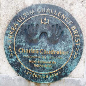 Ehrenplakette für den Gewinner der Einhandregatta um die Welt in der Klasse der Riesen Trimarane