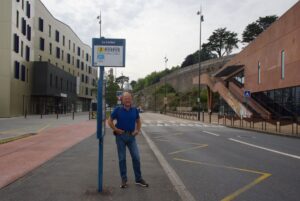 An der Bushaltestelle