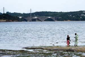 Kinder am Strand Moulin blanc