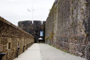 Eingang in das Marinemuseum im Schloss. Vermutlich war dieser Platz schon früher besiedelt, aber die früheste nachweisbare Bebauung stammt aus der Römerzeit und ist genau hier anhand der rötlichen Ziegelstreifen in der Mauer auf der rechten Seite zu erkennen
